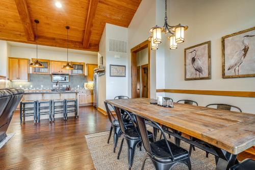 Scenic View! Resort-Style Lake Travis Group Escape in Jonestown (TX)