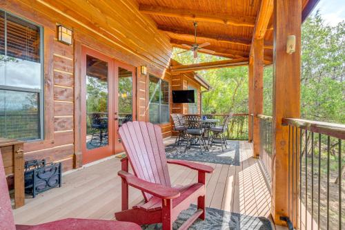 Lake Travis Views! Hollows Cabin, Pools, Sleeps 10 in Jonestown