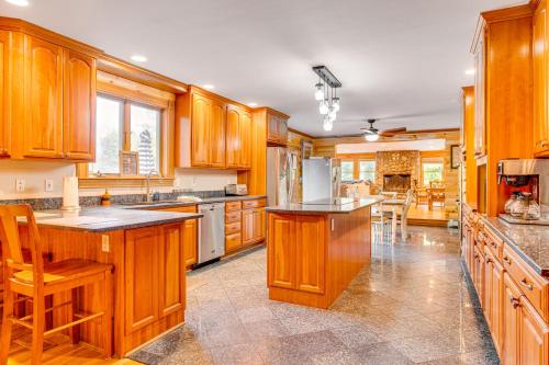 Spacious Belmont House Perfect Christmas Hideaway - image 6