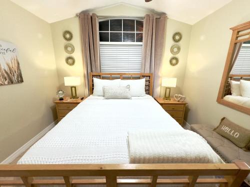 Cozy Private Apartment - Stylish & Spotless Cozy Private Apartment - Stylish & Spotless