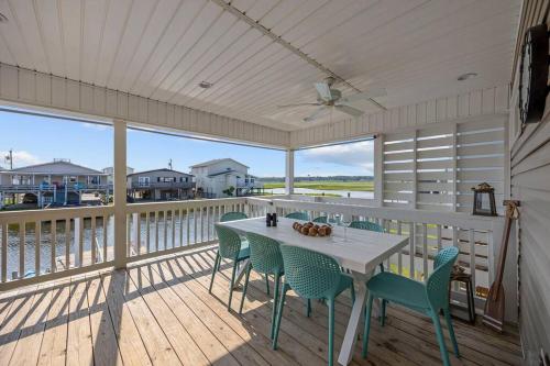 The Dock House-Private Dock-Two Blocks to Beach in Myrtle Beach, USA