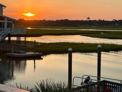 The Dock House-Private Dock-Two Blocks to Beach in Myrtle Beach, USA