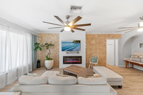 Spacious 4BR, 5 Min Chase Stadium, Pool & Jacuzzi in Fort Lauderdale, USA