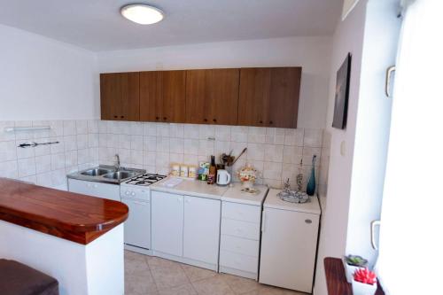 virtuve, Secluded apartments Srb, Zagora - 22245 in Gracac
