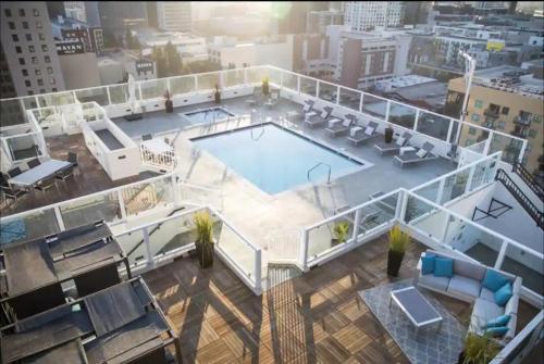 Luxury 2BR in DTLA w Jacuzzi & Rooftop Views in Los Angeles, USA