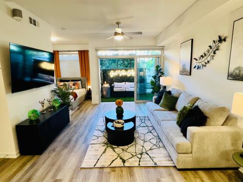 Luxury Open BD w Pool, Parking, & WD 133 in Los Angeles (CA)