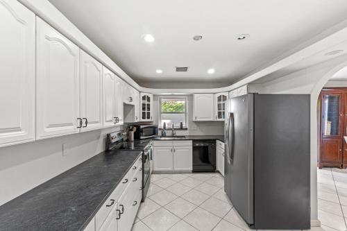 Spacious 4BR, 5 Min Chase Stadium, Pool & Jacuzzi in Fort Lauderdale, USA