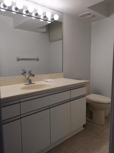 Cozy Private Rooms in Basement in 里士滿希爾