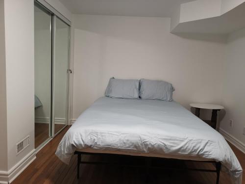 Cozy Private Rooms in Basement Room Type - Standard Queen Room