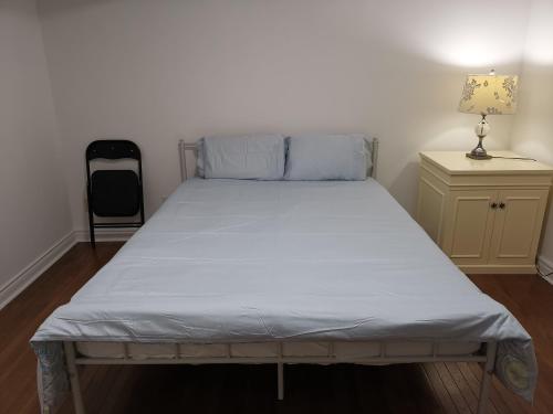Cozy Private Rooms in Basement Room Type - Standard Queen Room