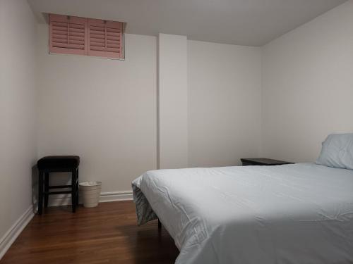 Cozy Private Rooms in Basement Room Type - Standard Queen Room