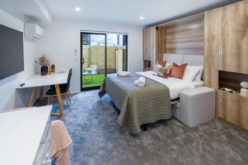 Trendy Ground Floor Studio - Central, Cafes