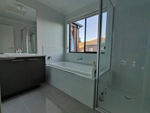 Pelican Cliff in เมตุง