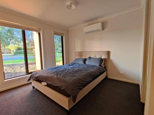 Pelican Cliff in เมตุง