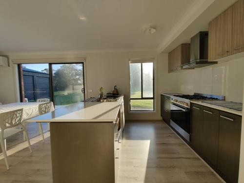 Pelican Cliff in เมตุง