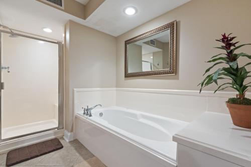 Fun 2 bed/2 bath condo with pool on Biloxi Beach in Biloxi, USA