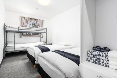 2 twin beds, 2 bunk beds
