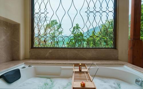 Fürdőszoba, VILEEN Rishikesh A Wellness Resort by Ganga Kinare in Byasi