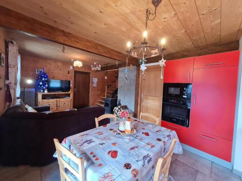 Gîte Ban-sur-Meurthe-Clefcy, 3 pièces, 4 personnes - FR-1-589-182 (Chalet chaleureux face aux pistes, proche Gerardmer, ideal pour famille, balcon et terrasse - FR-1-5) in Ban-sur-Meurthe-Clefcy