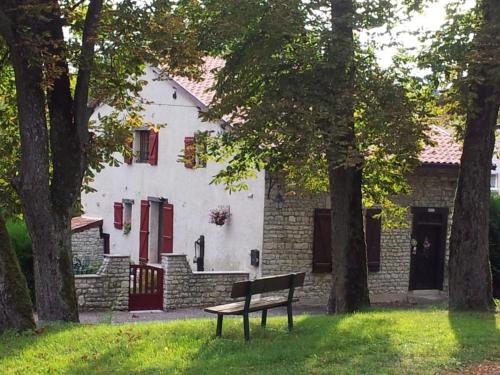 Charmante maison historique avec jardin à Vadelaincourt - Charme, cheminée, et sérénité - FR-1-585-67 - Beausite