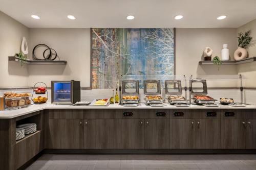 Crowne Plaza Edison an IHG Hotel - image 11