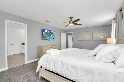 Minutes from Disney 7BD/5bath with Free pool heat