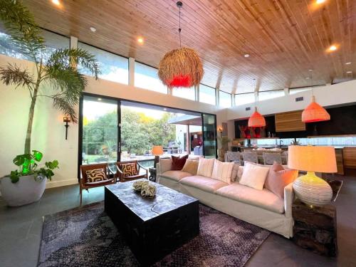 Eastside Mansion with Pool - Rainey St - 7 min drive in Austin, USA