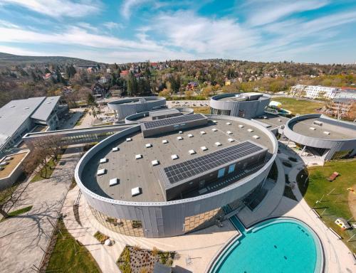 スイミングプール, Bastya Konferencia es Wellness Hotel in ミシュコルツ