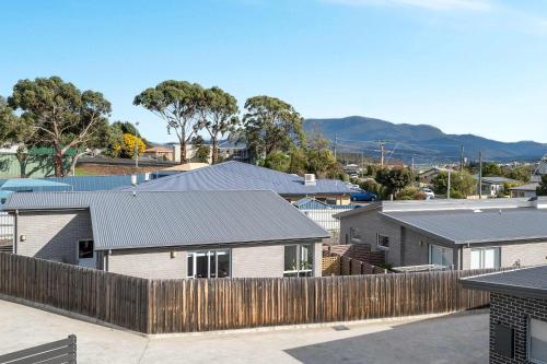 The Residential Retreat-Sleeps 15-Close to Shops