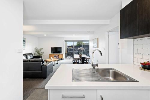 The Residential Retreat-Sleeps 15-Close to Shops