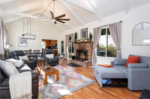 Buckeye Bungalow w hot tub/firepit/views Pet Friendly