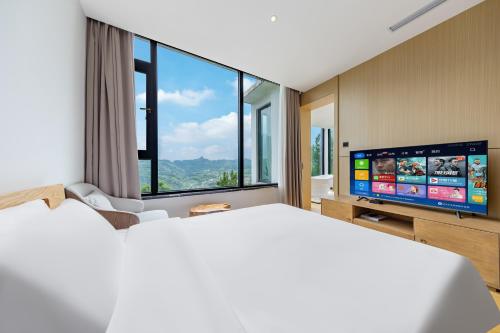 1 queen bed, 1 double bed