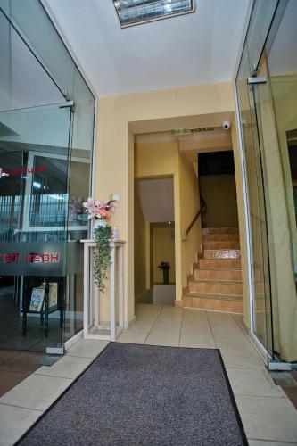 Buitenkant, Neon Guest Rooms in Shumen