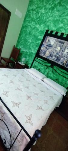 1 queen bed, 1 twin bed