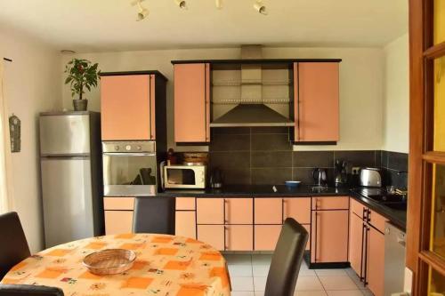 кухня, Maison de charme avec jardin a Courtils, proche du Mont Saint-Michel in Ducey