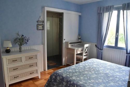 Зовнішній вигляд готелю, Maison de charme avec jardin a Courtils, proche du Mont Saint-Michel in Ducey