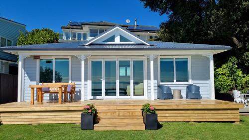 المرافق, Red Rock Cottage, beachfront luxury in وايوكو