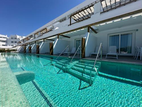 Studio Swim Up