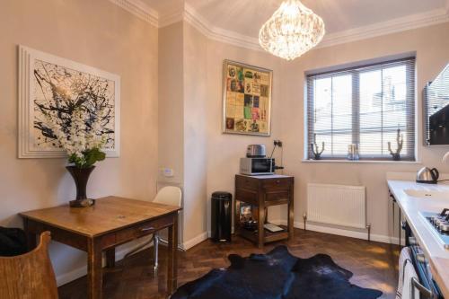 Stylish 1-bed with a Roof Terrace - image 3