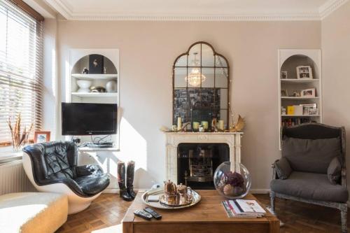 Stylish 1-bed with a Roof Terrace - image 4