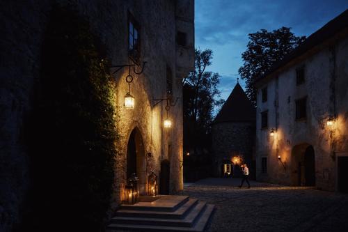 596576933 Hotel Grad Otočec - Relais Chateaux