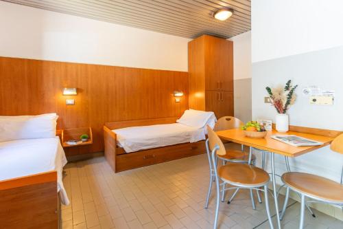 2 twin beds, 2 sofa beds