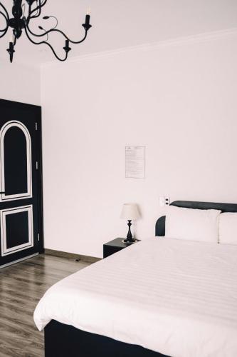 Deluxe Double Room with Balcony image 10
