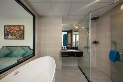 room detail thumbnail 2