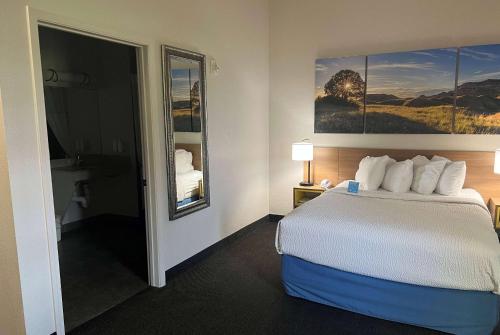 Queen Room - Disability Access - Non-Smoking