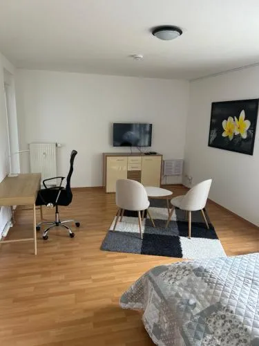Schönes Apartment Chemnitz Gablenz - mit Homeoffice, Fahrstuhl, barrierefrei, ÖPNV, Supermarkt, Restaurant direkt vor der Tür, Internet und TV inkl - für Monteure, Urlauber und Geschäftsreisende in Chemnitz, Deutschland