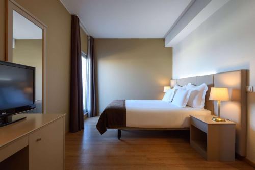 1 Double Bed, Deluxe, Non-Smoking image 2