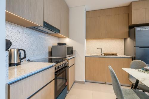 Exquisite 1BDR apartment in Creek with Pool View - image 6