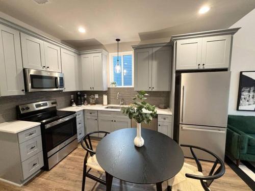 Gumbo House-Prime Location-King Bed-Fast WiFi in Pilette, USA