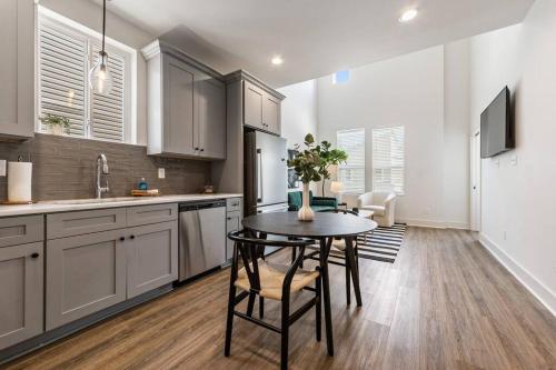 Gumbo House-Prime Location-King Bed-Fast WiFi in Pilette, USA